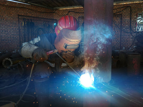 撸起袖子加油干 迈开步子向前冲