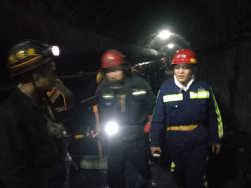 机电安装公司领导春节期间深入井下督导施工