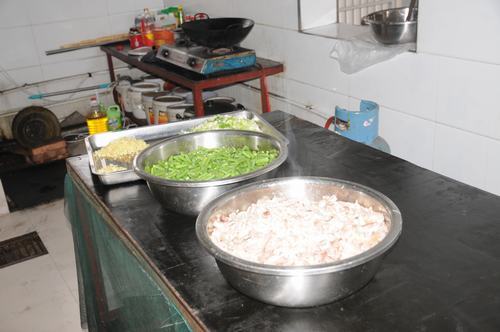 掘进公司曹家滩项目部积极做好后勤服务打造职工满意食堂