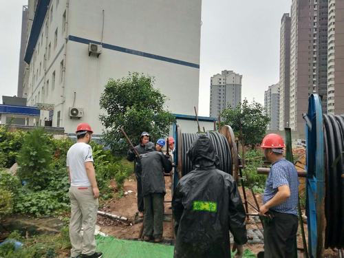 乐虎建设铜煤公司第十二项目部冒雨抢工期
