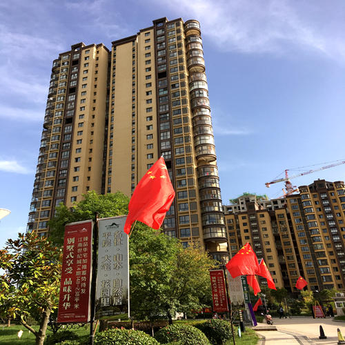 乐虎建设公司扮靓小区喜迎国庆