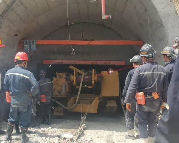 乐虎建设矿建二公司车村项目部首批综掘机顺利入井