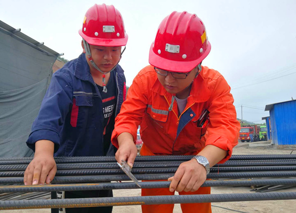 他和安全帽有个“约定”