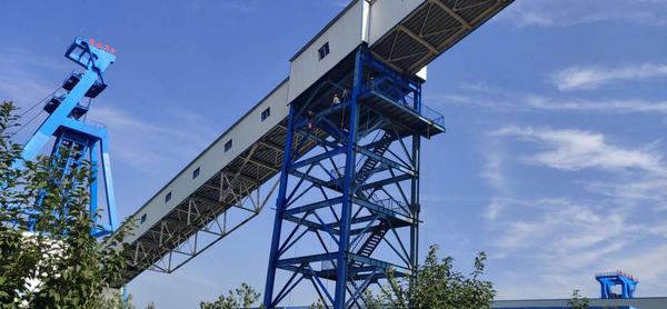 乐虎建设洗选煤运营公司安装第二项目部山阳煤矿栈桥钢架支腿除锈刷漆进行时