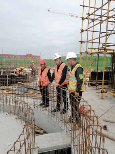 乐虎建设铜煤公司领导双节前夕深入施工现场看望慰问一线职工