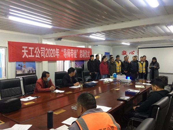 乐虎建设天工公司持续在施工现场启动导师带徒活动仪式