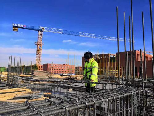 在寒冬中坚守着的铜煤建设者