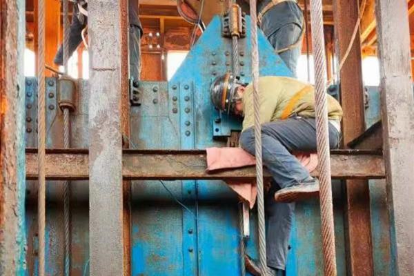 乐虎建设矿建二公司王峰项目部罐笼防坠器脱钩试验顺利完成