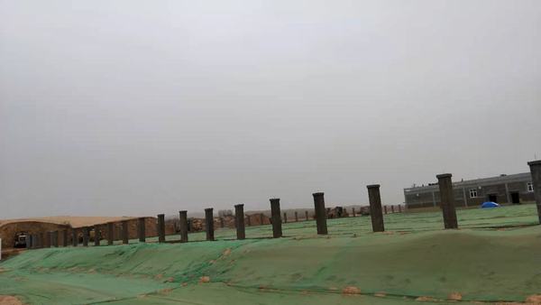 乐虎建设榆林公司开展裸露土地集中整治 让沙土地披上新“绿衣”