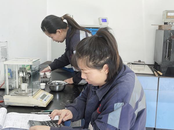 红粉不嫌靛衣染，精测细析黑金成