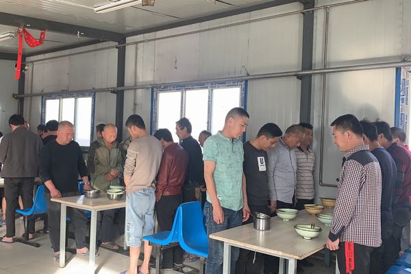 乐虎建设矿建二公司小保当第三项目部：用光盘行动悼念国之脊梁