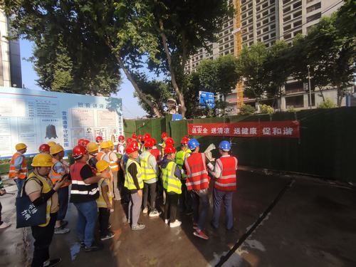 乐虎建设铜煤第二项目部开展为一线工人“送安全、送清凉、送健康、促和谐”活动