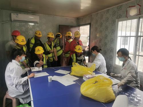 乐虎建设铜煤公司第八项目部组织一线工人进行健康体检