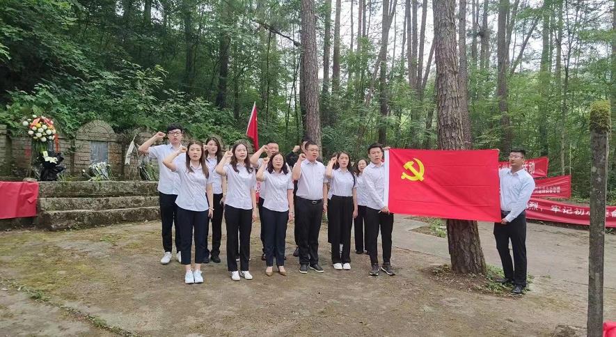 乐虎建设绿宇公司： 走进文家烈士陵园 重温入党誓词