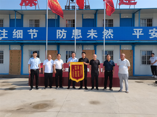 乐虎建设渭南分公司第八目部为村庄修补村道践行国企社会责任