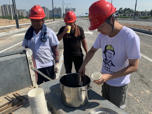 乐虎建设路桥分公司各基层项目开展“送清凉”活动