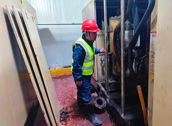 让党徽在雪山之巅熠熠生辉