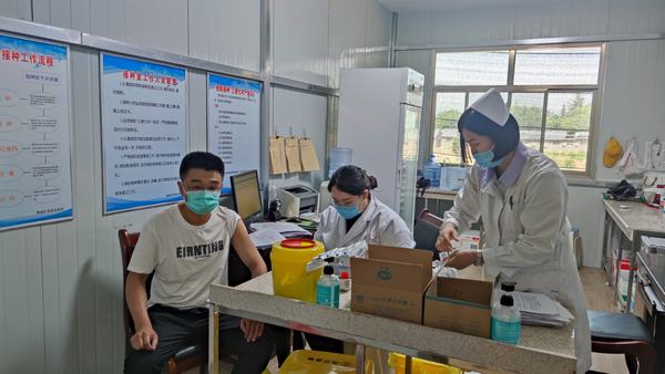 乐虎建设韩城分公司组织员工接种新冠疫苗构筑健康防线