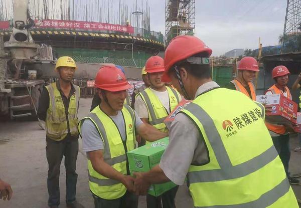 乐虎建设铜煤公司第二十一项目部开展慰问一线劳务工人为施工会战助力加码