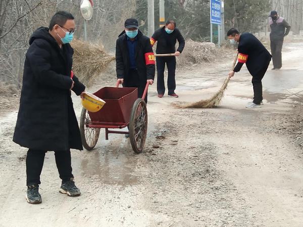 乐虎建设铜煤公司基层党员服务队清扫马路服务群众暖心路
