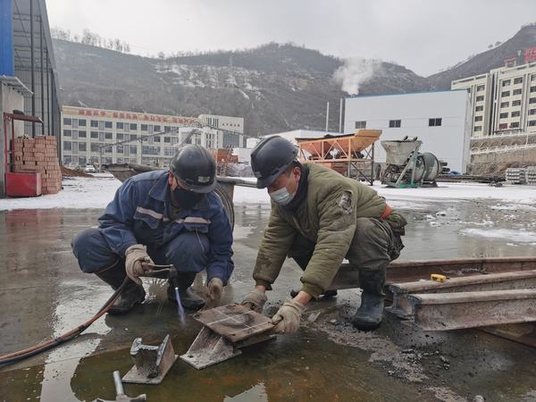 乐虎建设矿建二公司安装项目部：风雪难掩热情 全力保障生产