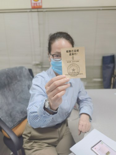 人手一“证”，乐虎建设路桥分公司职工花式晒出核酸检测出门证