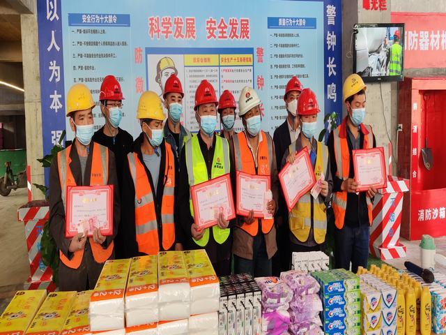 乐虎建设铜煤公司第十五项目部举办 “致敬最美劳动者”表彰大会