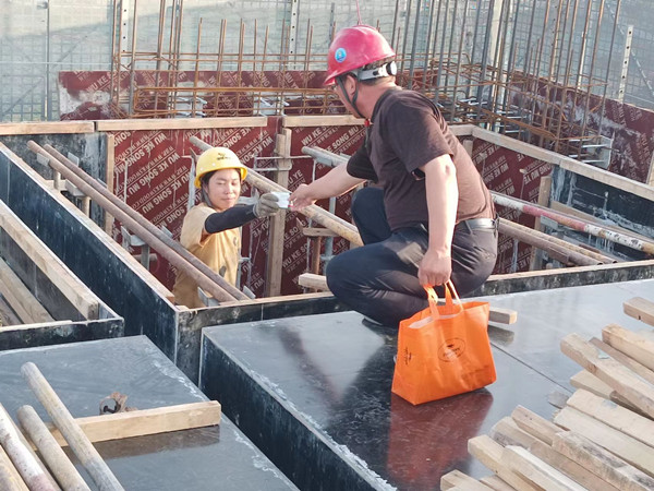 乐虎建设澄合分公司第十一项目部为奋斗在一线的工人送清凉