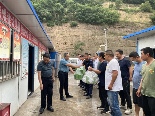 乐虎建设澄合分公司全面启动一线“送清凉”行动