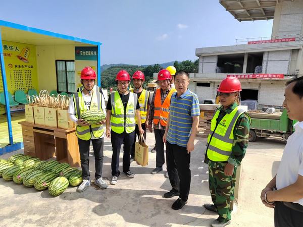 陕西王石凹煤矿工业旅游开发有限公司深入王石凹游客服务中心项目开展“送清凉”活动