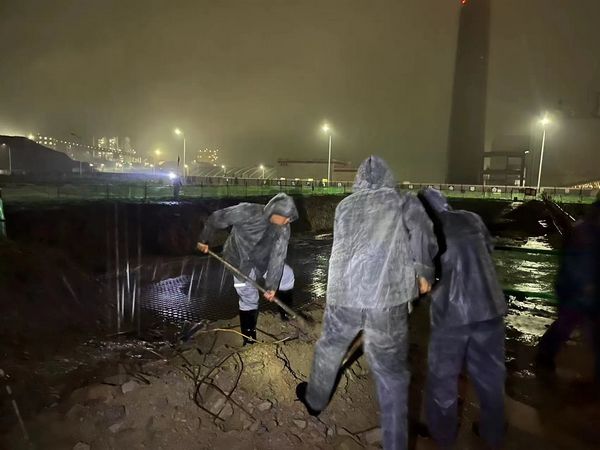 乐虎建设天工公司暴雨抢险彰显主人翁精神