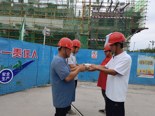 乐虎建设韩城分公司土建一项目部顶烈日送“清凉”绿豆汤带“温暖”