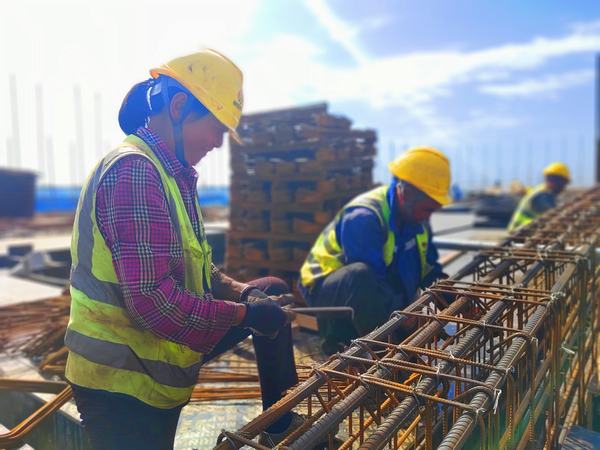 乐虎建设直属第七项目部骄阳似火坚守岗位斗酷暑
