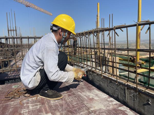 乐虎建设韩城分公司：不服“暑”！他们和太阳肩并肩