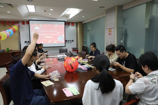 巧手绣平安 共建安全年