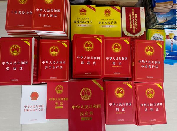 乐虎建设天工公司法律读本进工地 员工点赞“大礼包”