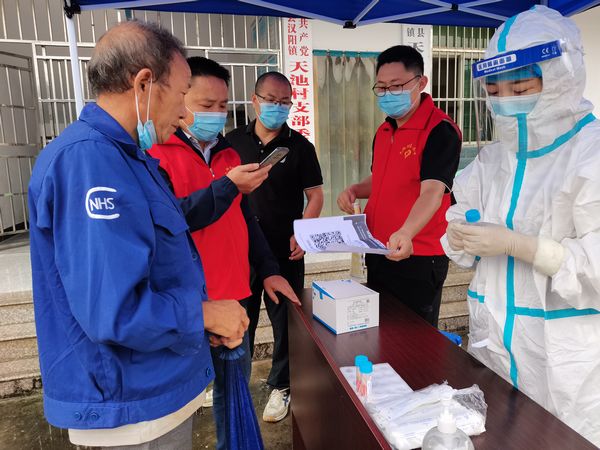 乐虎建设天工公司驻村工作队助力核酸采样 筑牢基层疫情防控“堡垒”