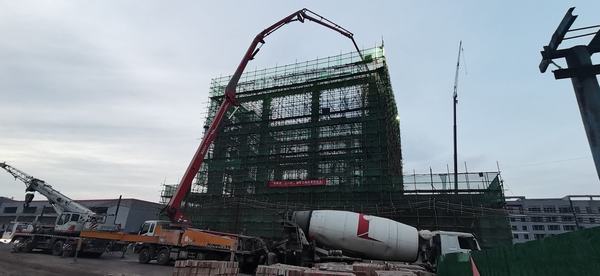 乐虎建设韩城分公司承建的王峰矿井副井工业场地提升机房主体工程顺利封顶