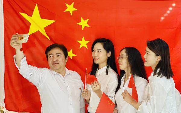 乐虎建设项目开发公司：“与国旗合影，身披荣光 ”