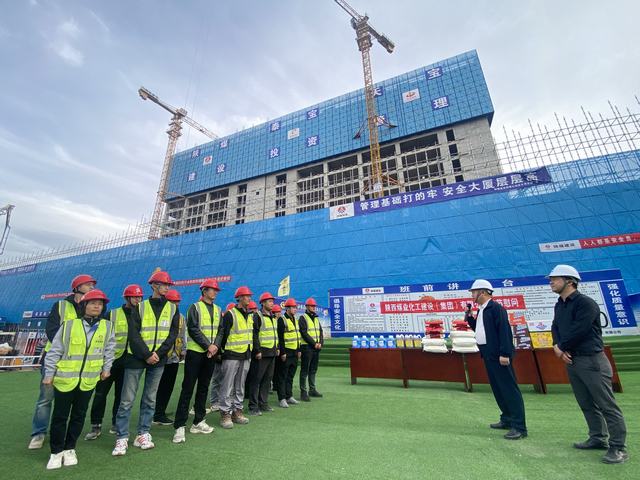 乐虎建设铜煤公司：行走一线鼓干劲 节日慰问不打烊