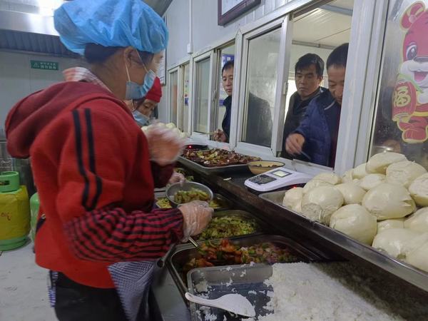 乐虎建设矿建二公司王峰项目部：加强后勤保障 打响疫情“保胃战”