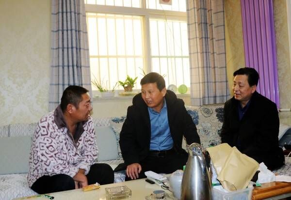 乐虎建设各单位节前走访慰问困难职工