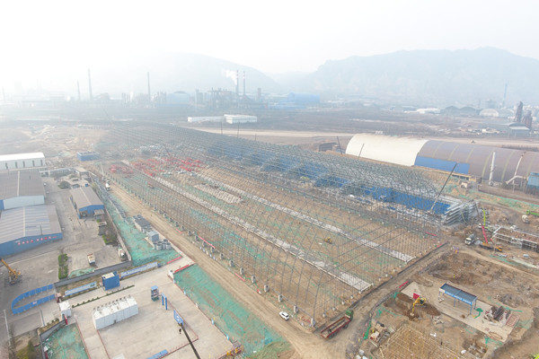 乐虎建设汉中分公司龙钢机械化综合一次料场项目大跨度钢结构网架顺利合拢