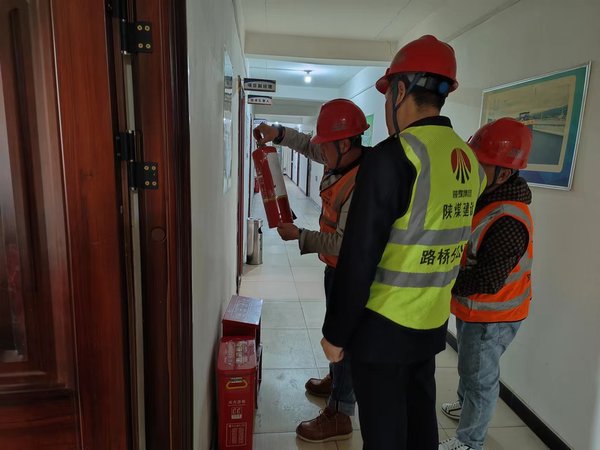 乐虎建设路桥分公司人勤春早	“充电”忙