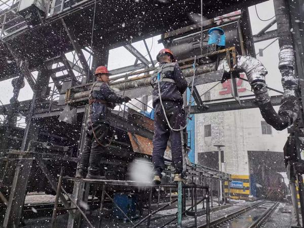 乐虎建设洗选煤运营公司柠条塔运营项目部：“断崖式”降温，工人“白头”力保生产