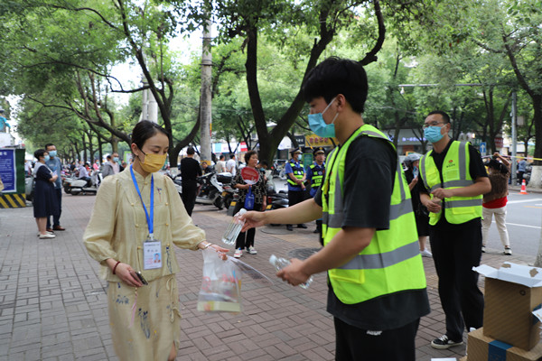 乐虎建设汉中分公司助力高考献爱心 情系考生送清凉