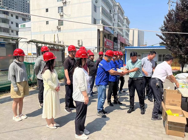 乐虎建设渭南分公司把“清凉”送到一线职工心坎上