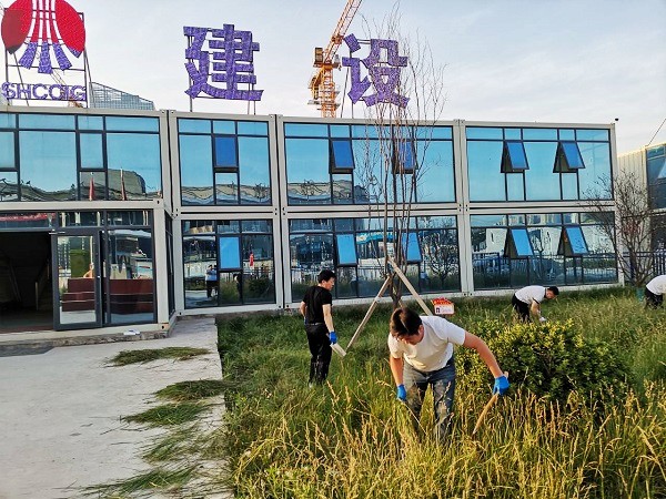 乐虎建设渭南分公司第十一项目部烈日炎炎似火烧  义务劳动干劲足