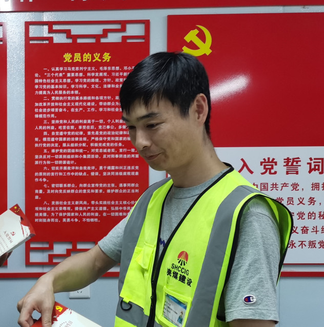 身扛党员旗帜 一线破解难题