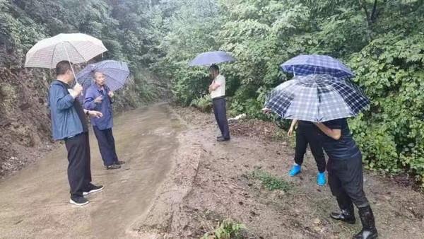 乐虎建设驻村工作队全力以赴打赢防洪防汛这场硬仗